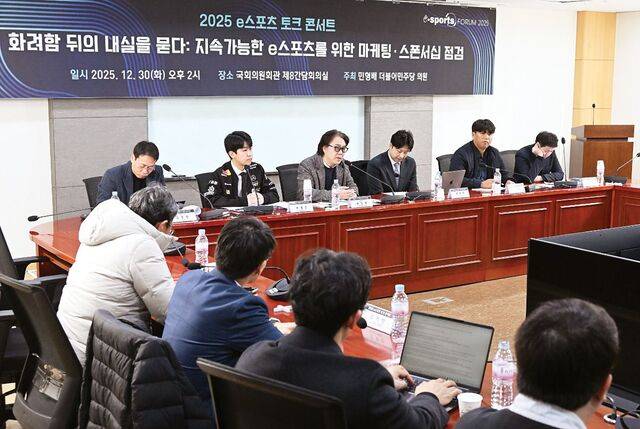 30일 서울 여의도 국회의원회관 제8간담회의실에서 열린 ‘2025 e스포츠 포럼 토크 콘서트’에서 참석자들이 토론을 하고 있다. 윗줄 왼쪽부터 김용빈 오산대 교수, 박형준 T1 사업개발팀장, 위영광 SOOP 콘텐츠제작본부장, 채민준 캐스터, 임동환 한국프로축구연맹 전략사업팀장, 최재환 문체부 게임과장. 권현구 기자