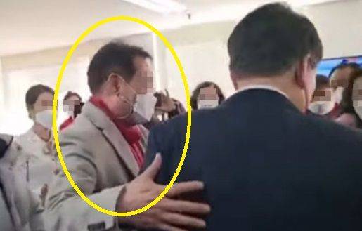 2022년 1월 1일 당시 윤석열 대선 후보의 등 부위에 손을 대는 '건진법사' 전성배씨. 유튜브 캡처