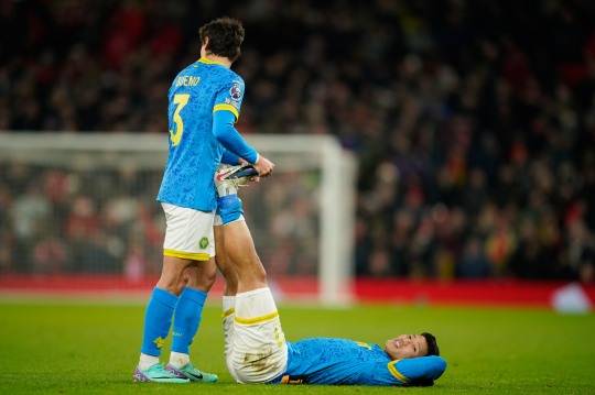 다리 근육 통증으로 그라운드에서 동료의 치료를 받는 황희찬. 사진[AP=연합뉴스]