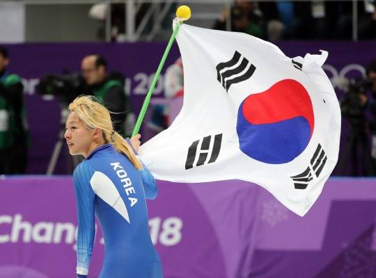 2018 평창 동계올림픽 여자 매스스타트 은메달을 딴 뒤 태극기를 들고 기뻐하는 김보름. 사진[연합뉴스]