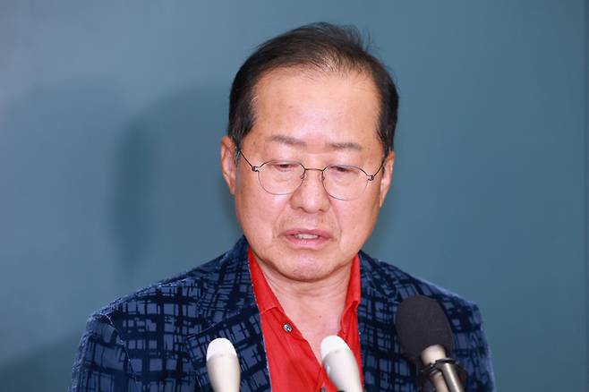 홍준표 전 대구시장이 지난 6월 17일 인천국제공항 제1여객터미널을 통해 귀국, 취재진과 인터뷰하고 있다. 홍 전 시장은 지난 4월 국민의힘 대선 후보 경선에서 패배한 뒤 탈당하고 미국 하와이에 머물렀다. [연합뉴스]