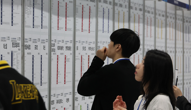 지난 10월 21일 서울 강서구 코엑스 마곡에서 열린 ‘2025 상생협력 채용박람회’를 찾은 구직자들이 채용공고를 살펴보고 있다. [이승환기자]