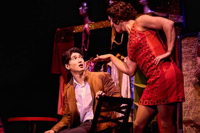 뮤지컬 ‘킹키부츠’의 한 장면. 신발 공장의 사장 찰리는 드래그퀸 롤라를 처음 만나 당황하지만 이내 깊은 우정을 쌓아간다. [CJ ENM]