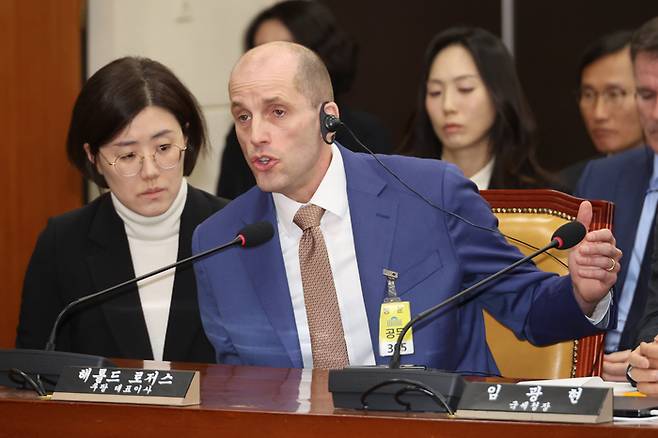 해롤드 로저스 쿠팡 임시대표가 31일 국회 과학기술정보방송통신위원회에서 열린 쿠팡 침해사고 및 개인정보 유출, 불공정 거래, 노동환경 실태 파악과 재발 방지 대책 마련을 위한 청문회에서 전날 답변 태도에 대해 지적하며 사과를 요구하자 항변하고 있다. [연합뉴스]