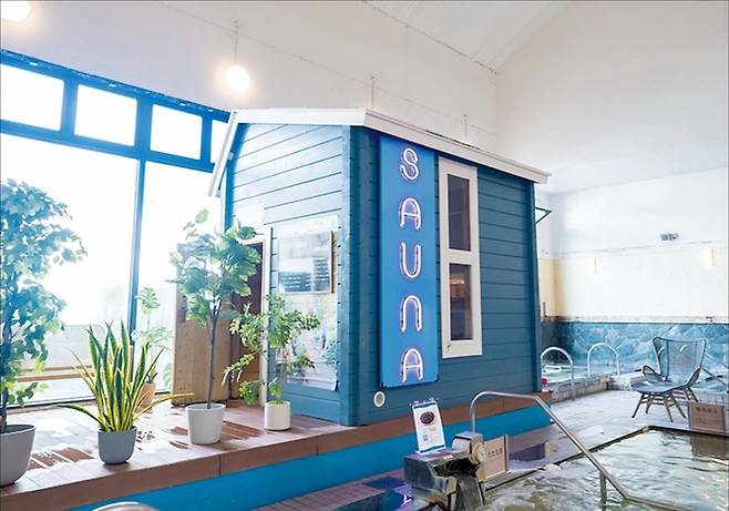 낡은 지방 온천 시설에 현대적인 카페·서가·라운지를 결합해 복합문화 공간으로 바뀐 ‘오후로카페 우타타네’. (온천도장 제공)