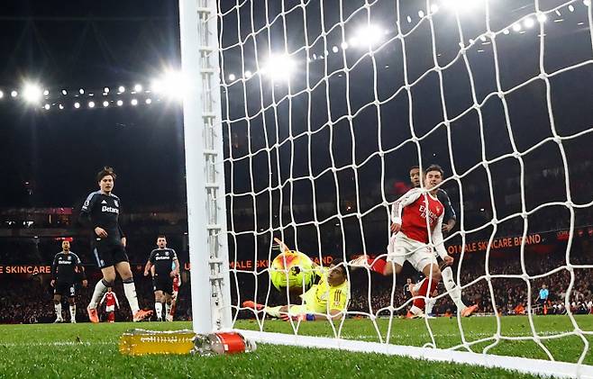 아스널이 후반전 네 골을 몰아치며 아스톤 빌라를 제압했다. 사진은 31일(한국시각) 아스톤 빌라를 상대로 추가골을 터트리는 마르틴 수비멘디. /사진=로이터