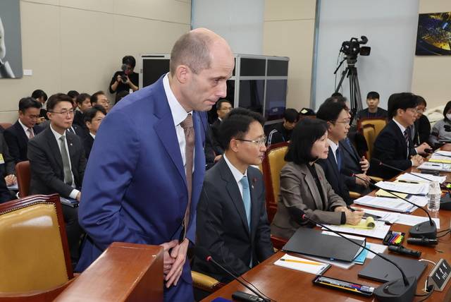 해럴드 로저스 쿠팡 임시대표가 31일 국회에서 이틀째 진행된 쿠팡 개인정보 침해사고 등과 관련한 연석 청문회에 출석해 인사하고 있다.  연합뉴스