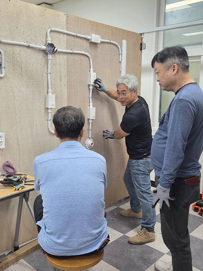 폴리텍대학 충남캠퍼스 전기과 신중년특화과정 학생들이 전기 실습을 하고 있다. [사진=김용훈 기자]