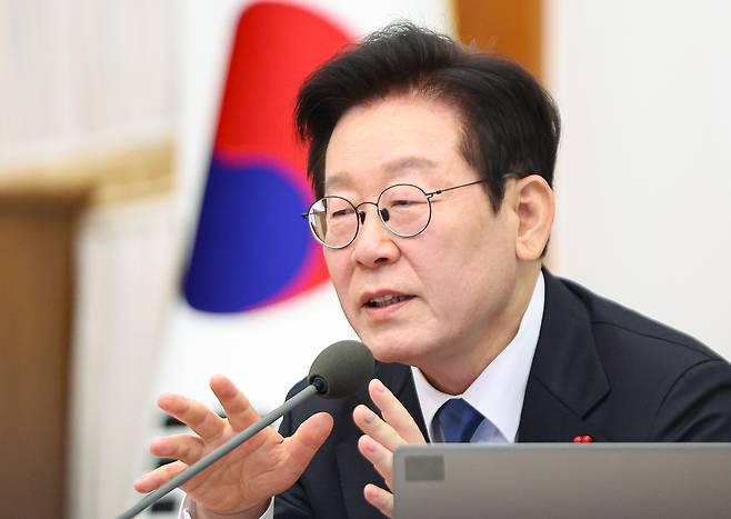 이재명 대통령이 30일 청와대에서 열린 국무회의에서 발언하고 있다. [연합]