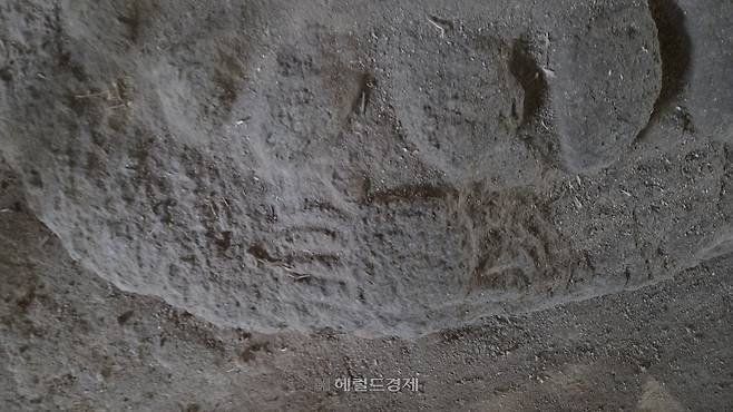 보수 중인 미황사 대웅전 주춧돌에 새겨진 게 문양 [내부 공사 촬영 허가 받았음]