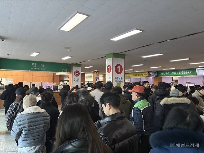 31일 오후 강남운전면허시험장에 사람들이 가득찬 모습. 정주원 기자