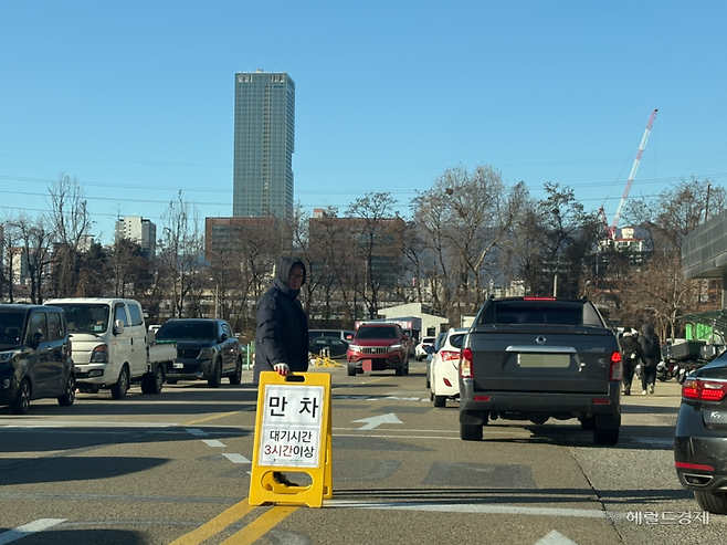 31일 도봉운전면허시험장이 만차로 차량진입이 불가능한 모습. 정주원 기자