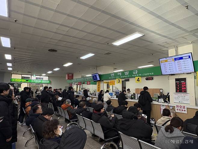 도봉운전면허시험장에서 방문객들이 차례를 기다리는 모습. 좌석이 꽉 차 뒤에 서서 대기하는 인원도 많았다. 정주원 기자