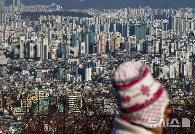 [서울=뉴시스] 정병혁 기자 = 서울 남산에서 시내 아파트가 보이고 있다. 2025.11.17. jhope@newsis.com
