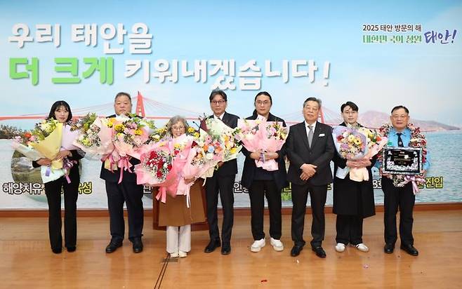 [태안=뉴시스] 충남 태안군청 대강당에서 31일 열린 '제24회 태안군민대상' 시상식 수상자들이 상장과 꽃다발을 들고 가세로 군수 등과 기념사진을 찍고 있다(사진 왼쪽부터 두번째 곽현동, 네번째 김영선, 다섯번째 가세로, 여덟번째 김태영).(사진=태안군 제공) 2025.12.31. photo@newsis.com *재판매 및 DB 금지