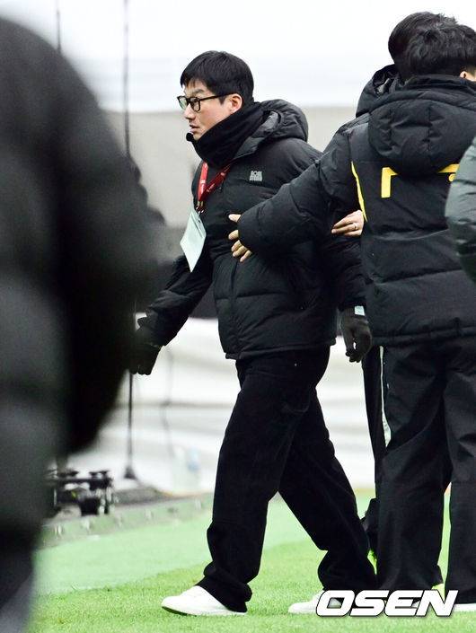 [OSEN=상암월드컵경기장, 조은정 기자] 2025 하나은행 코리아컵 전북FC와 광주FC의 결승전이 6일 서울 마포구 서울월드컵경기장에서 열렸다.시민구단 광주는 사상 첫 코리안컵 우승에 도전, 전북은 올해 K리그1 우승에 이어 두 번째 더블을 노린다.전반 광주 이정효 감독이 레드카드 퇴장 당하고 있다. 2025.12.06 /cej@osen.co.kr