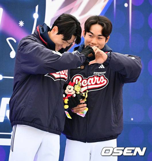 [OSEN=잠실, 지형준 기자] 프로야구 두산 베어스가 23일 오후 서울 잠실야구장에서 ‘2025 곰들의 모임’을 개최했다.곰들의 모임은 한 시즌 동안 변함없는 응원을 보내준 최강 10번타자 팬들에게 감사의 마음을 전하기 위해 마련된 팬 페스티벌이다.두산 박지훈, 오명진이 베스트커플상을 수상하며 포즈를 취하고 있다. 2025.11.23 /jpnews@osen.co.kr