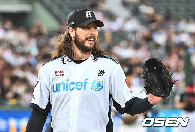 [OSEN=부산, 이석우 기자] 23일 부산 사직야구장에서 2024 신한 SOL 뱅크 KBO 리그 롯데 자이언츠와 LG 트윈스의 경기가 열렸다. 홈팀 롯데는 윌커슨이 선발 출전하고 LG 트윈스는 엔스가 선발 출전했다.롯데 자이언츠 선발 투수 윌커슨이 3회초 2사 LG 트윈스 오스틴의 투수앞 땅볼을 잡고 미소짓고 있다. 2024.07.23 / foto0307@osen.co.kr