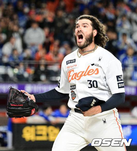 [OSEN=대전, 이대선 기자] 24일 오후 대전 한화생명볼파크에서 2025 신한 SOL Bank KBO리그 포스트시즌 플레이오프 5차전 한화 이글스와 삼성 라이온즈의 경기가 열렸다.한화는 코디 폰세, 삼성은 최원태를 선발 투수로 내세웠다.5회초 2사에서 한화 폰세가 삼성 디아즈를 삼진으로 처리하고 환호하고 있다. 2025.10.24 /sunday@osen.co.kr