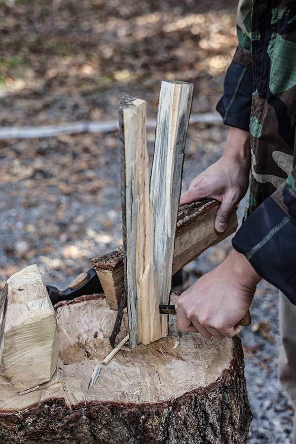 장작 쪼개기.