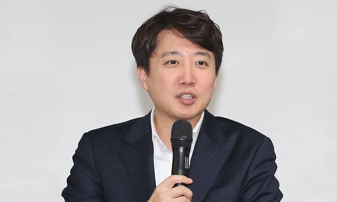 이준석 개혁신당 대표가 31일 오후 제주시 제주청년센터 5층에서 열린 '제주청년 일자리 생태계 라운드 테이블'에서 인사말을 하고 있다. 뉴시스