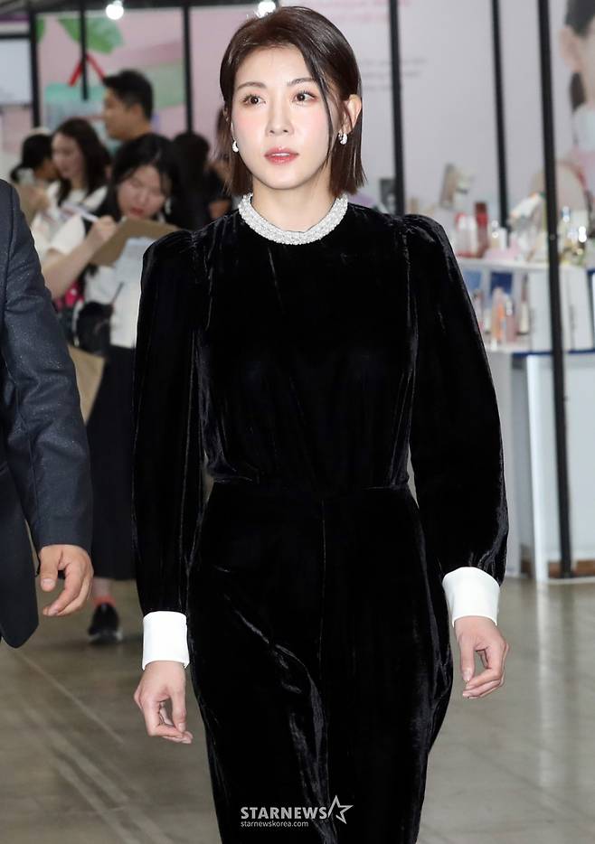 배우 하지원이 12일 오후 경기도 고양시 킨텍스에서 열린 'K뷰티엑스포'에서 한 화장품 브랜드 팬사인회에 참석하고 있다. 2023.10.12 /사진=임성균