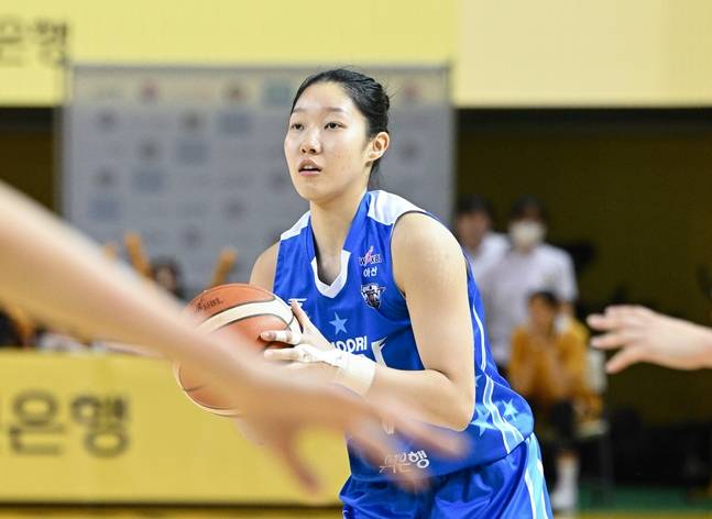 3점을 시도하는 이민지의 모습. /사진=WKBL