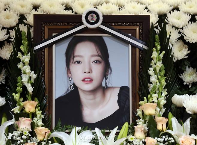 가수 고 구하라의 일반 빈소가 마련된 서울 강남 성모병원 장례식장 영정./사진공동취재단 /사진=사진공동취재단