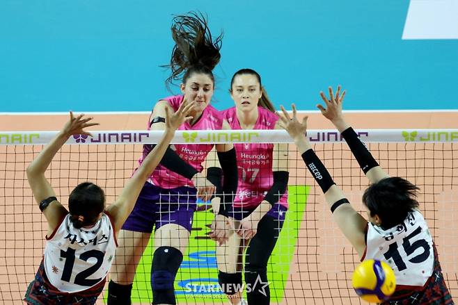 흥국 피치가 2025년 마지막날인 31일 인천삼산체육관에서 열린 2025-2026 진에어 V리그 여자부 현대건설과 흥국생명 경기에서 현대 이중블로킹위로 강타를 터트리고 있다. /사진=강영조 선임기자