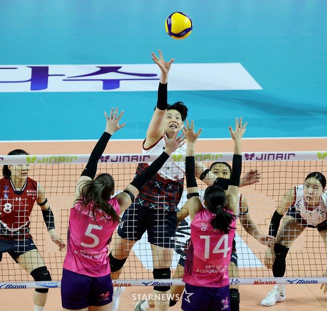 현대 김희진이 2025년 마지막날인 31일 인천삼산체육관에서 열린 2025-2026 진에어 V리그 여자부 현대건설과 흥국생명 경기에서 밀어넣기를 시도하고 있다. /사진=강영조 선임기자