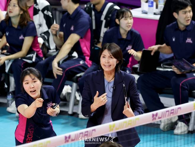 흥국 요시하라 토모코 감독이 2025년 마지막날인 31일 인천삼산체육관에서 열린 2025-2026 진에어 V리그 여자부 현대건설과 흥국생명 경기에서 선수들을 독려하고 있다. /사진=강영조 선임기자