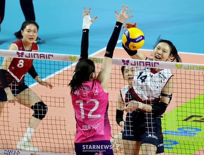 현대건설 양효이 2025년 마지막날인 31일 인천삼산체육관에서 열린 2025-2026 진에어 V리그 여자부 현대건설과 흥국생명 경기에서 흥국 이다현 블로킹 위로 강타를 터트리고 있다. /사진=강영조 선임기자