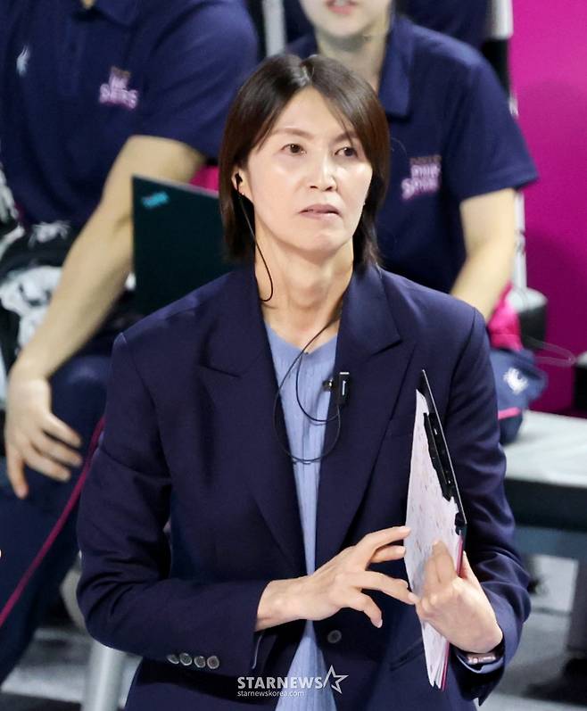 흥국 요시하라 토모코 감독이 2025년 마지막날인 31일 인천삼산체육관에서 열린 2025-2026 진에어 V리그 여자부 현대건설과 흥국생명 경기에서 선수들을 독려하고 있다. 2025.12.31. /사진=강영조 cameratalks@