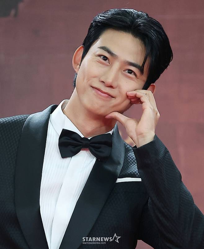 (서울=뉴스1) 김진환 기자 = 배우 옥택연이 31일 오후 서울 영등포구 KBS 신관에서 진행된 ‘2025 KBS 연기대상’ 레드카펫 행사에 참석해 포즈를 취하고 있다. 2025.12.31/뉴스1  Copyright (C) 뉴스1. All rights reserved. 무단 전재 및 재배포,  AI학습 이용 금지. /사진=(서울=뉴스1) 김진환 기자