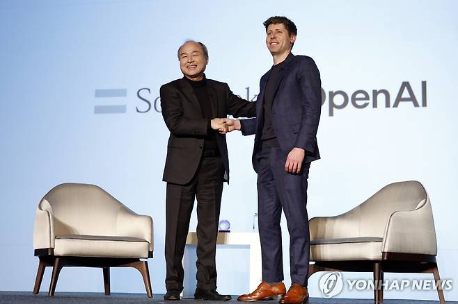 손정의와 샘 올트먼 손정의 소프트뱅크그룹 회장(왼쪽)과 샘 올트먼 오픈AI 최고경영자(CEO)가 지난 2월 3일 일본 도쿄에서 열린 'AI를 통한 비즈니스 혁신' 행사 중에 악수하고 있다. [EPA=연합뉴스 자료사진]
