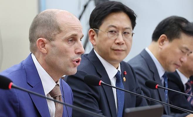 '쿠팡 하나에 온 정부가...' (서울=연합뉴스) 김주성 기자 = 해롤드 로저스 쿠팡 임시대표가 31일 국회 과학기술정보방송통신위원회에서 열린 쿠팡 침해사고 및 개인정보 유출, 불공정 거래, 노동환경 실태 파악과 재발 방지 대책 마련을 위한 청문회에서 위원 질의에 답하고 있다. 
    이날 청문회에는 '쿠팡 사태 범정부 TF' 팀장인 배경훈 부총리 겸 과학기술정보통신부 장관을 비롯해 김종철 방송미디어통신위원장, 김영훈 고용노동부 장관, 주병기 공정거래위원장, 임광현 국세청장, 이억원 금융위원장, 김진아 외교부2차관, 유재성 경찰청장 직무대행 등이 출석했다. 2025.12.31 utzza@yna.co.kr