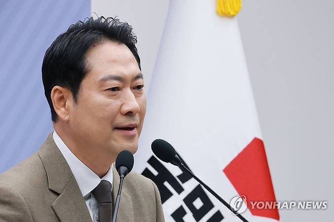 종무식 참석해 인사말 하는 국민의힘 장동혁 대표 (서울=연합뉴스) 신현우 기자 = 국민의힘 장동혁 대표가 31일 서울 여의도 국민의힘 중앙당사에서 열린 사무처 당직자 종무식에 참석해 인사말하고 있다. 2025.12.31 nowwego@yna.co.kr