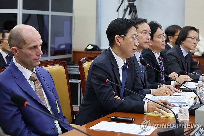 '쿠팡 하나에 온 정부가...' (서울=연합뉴스) 김주성 기자 = '쿠팡 사태 범정부 TF' 팀장인 배경훈 부총리 겸 과학기술정보통신부 장관이 31일 국회 과학기술정보방송통신위원회에서 열린 쿠팡 침해사고 및 개인정보 유출, 불공정 거래, 노동환경 실태 파악과 재발 방지 대책 마련을 위한 청문회에서 위원 질의에 답하고 있다. 
    이날 청문회에는 배 부총리를 비롯해 김종철 방송미디어통신위원장, 김영훈 고용노동부 장관, 주병기 공정거래위원장, 임광현 국세청장, 이억원 금융위원장, 김진아 외교부2차관, 유재성 경찰청장 직무대행 등이 출석했다. 2025.12.31 utzza@yna.co.kr