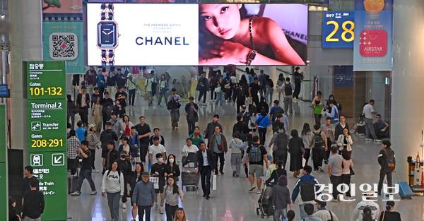 인천국제공항공사가 제1여객터미널 전면 리모델링 사업을 추진하고 있는 가운데 항공사 관계자들은 공항이 제대로 운영되기 어려울 것으로 우려하고 있다. 사진은 인천국제공항 제1여객터미널 출국장의 모습. /경인일보DB