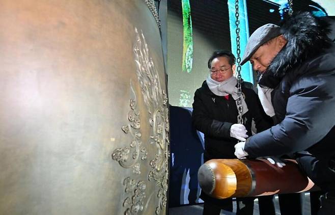 ▲ 유정복 인천시장이 1일 남동구 인천문화예술회관에서 열린 '2025 인천 송년제야 축제'에서 시민 대표들과 새해를 알리는 종을 치고 있다. /사진제공=인천시