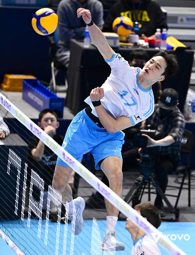 1일 인천 계양체육관에서 열린 2025~2026 V리그 남자부 경기서 대한항공의 임동혁이 삼성화재를 상대로 강스파이크를 날리고 있다. 사진=한국배구연맹