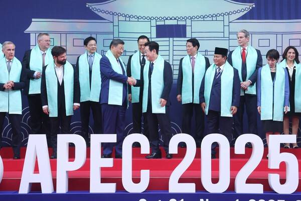 경주화백컨벤션센터에서 열린 2025 아시아태평양경제협력체(APEC) 정상회의 기념촬영에서 이재명 대통령이시진핑 중국 국가주석과 악수하는 모습./연합뉴스