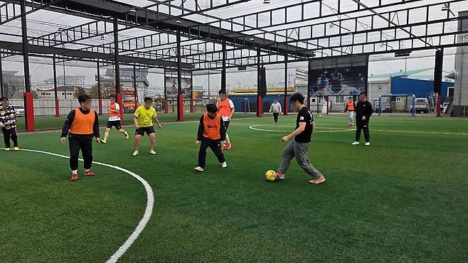 최근 광주 서구 유촌동 한 야외 풋살장에서 남구 소재 사회 복귀 및 재활 훈련 시설 요한빌리지를 이용하는 20-30대로 구성된 정신장애인 풋살팀 ‘클라우드 FC’ 소속 선수 10여명이 열띤 훈련을 하고 있다./서형우 기자