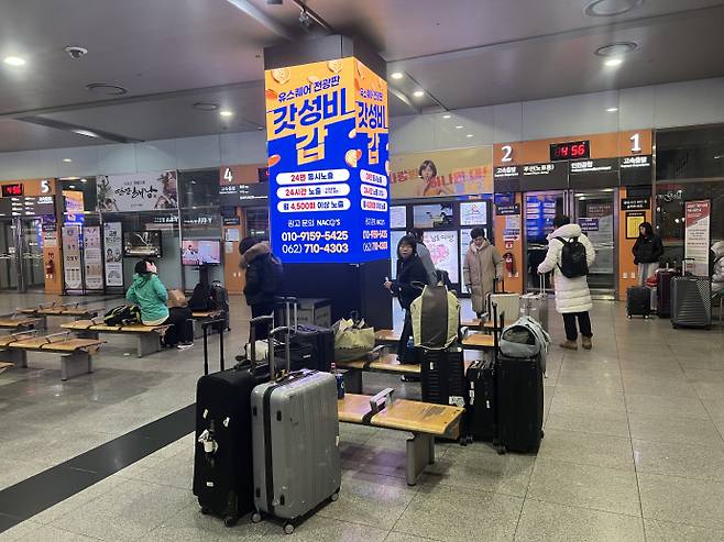 2026년 병오년 새해가 밝아진 가운데 1일 오전 4시 56분 광주종합버스터미널에서 부산과 인천공항행 고속버스를 기다리고 있는 시민들. /박건우 기자