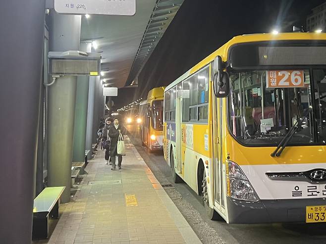 2026년 병오년 새해가 밝아진 가운데 1일 오전 5시 10분 광주종합버스터미널 시내버스 정류장에서 첫차를 기다리고 있는 시민 모습. /박건우 기자