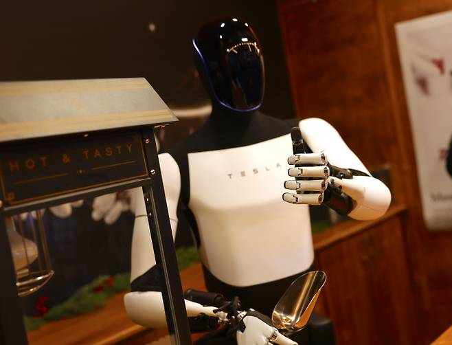 사진은 독일 베를린의 한 쇼핑몰에서 열린 프로모션 행사에서의 테슬라 옵티머스 로봇 모습. /EPA연합 제공