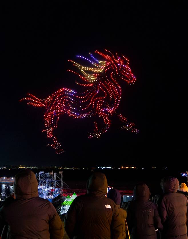 2026년 병오년 첫날을 맞은 1일 간절곶 일원에서 해맞이객들이 드론쇼를 감상하고 있다. 최지원 기자