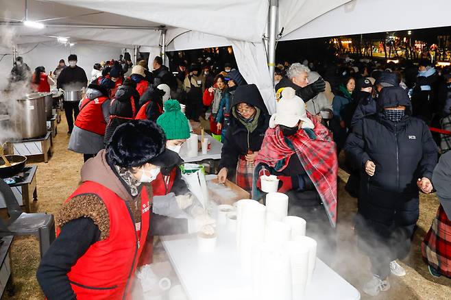 2026년 병오년 첫날을 맞은 1일 간절곶 일원에서 해맞이객들이 일출을 기다리며 떡국을 받고 있다. 최지원 기자