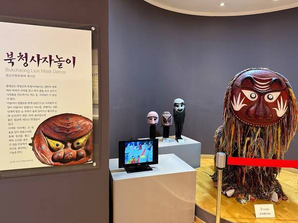 고성탈박물관에 전시된 북청사자놀이 탈