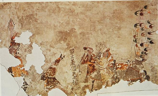 ‘무덤 주인이 개마를 타는 모습(塚主着鎧馬之像)’이라는 명문이 적혀 있는 고구려 개마총 벽화. /국립중앙박물관 제공